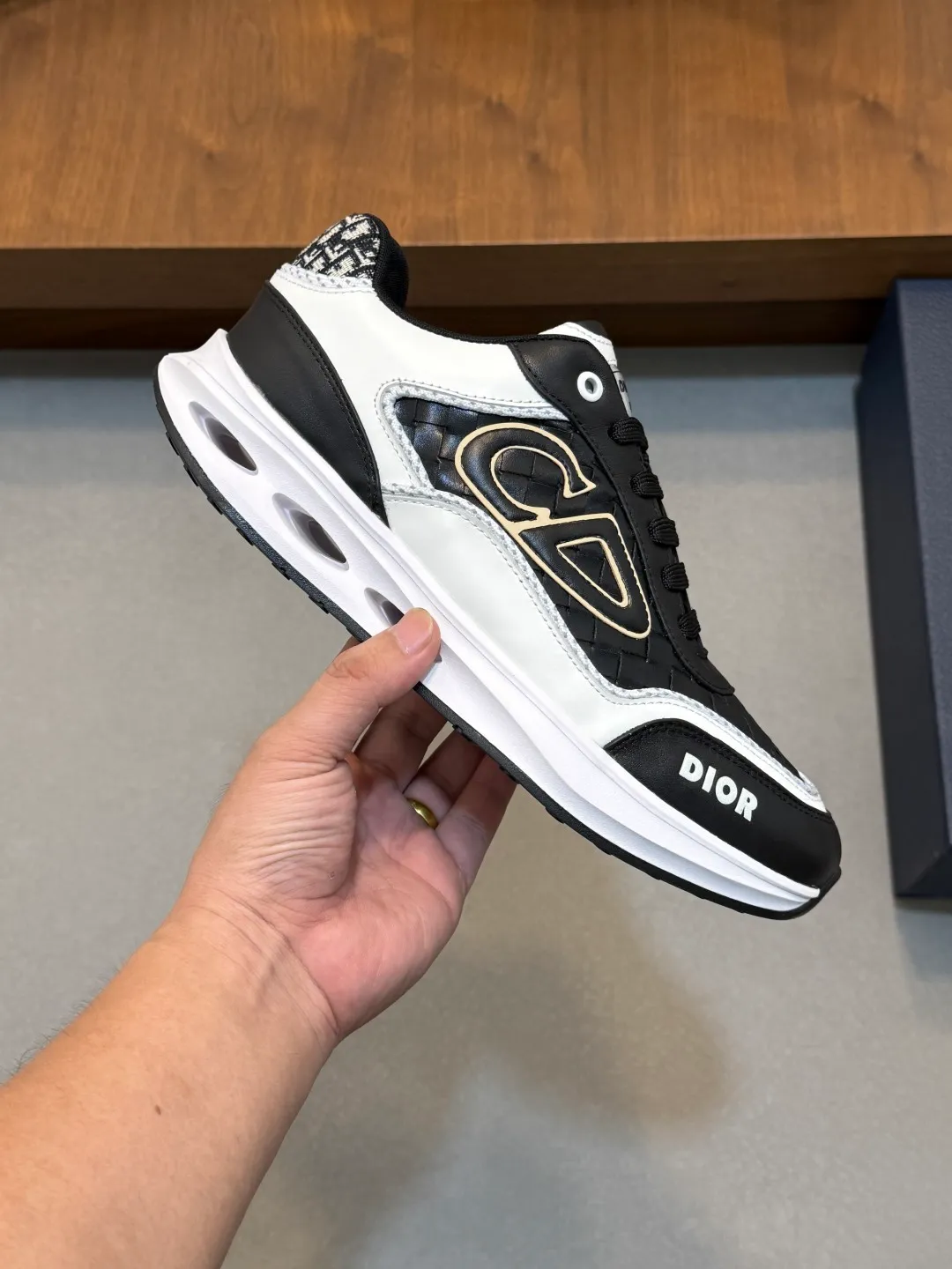 💰800 Dior's latest men's fashion sneakers. This item draws inspiration from retro jogging shoes. Featuring a thick, low-top design, it features a mesh fabric upper and an ultra-light rubber foam sole. The side is decorated with an embossed "Di~r" logo. Code number: 39-44 (order 38, 45, 46)